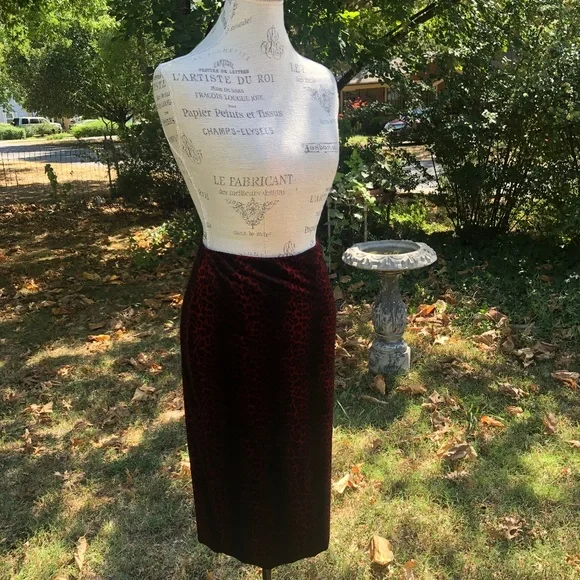 Vince Camuto Red Leopard Velvet Skirt Medium M - Picture 3 of 10